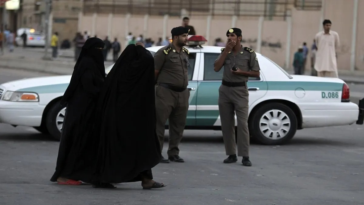 تفاصيل شاب يقتل امه وخادمتها في السعودية