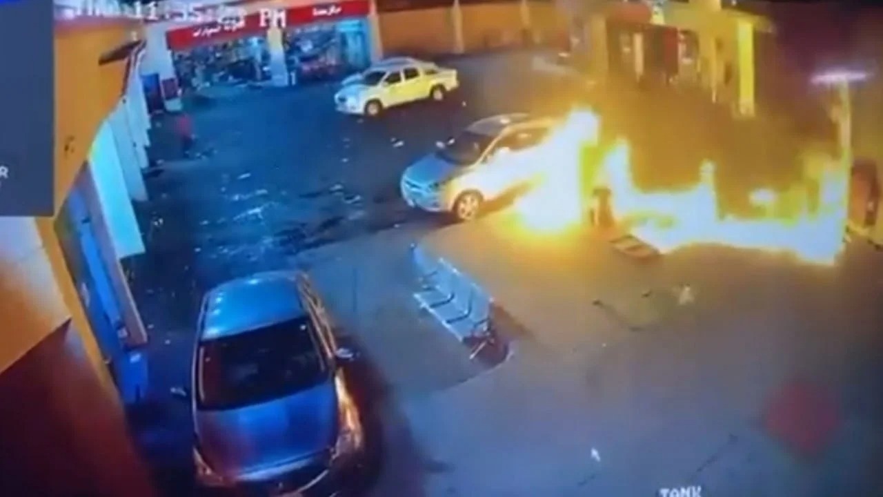 فيديو لحظة اشتعال حريق في محطة وقود بالسعودية