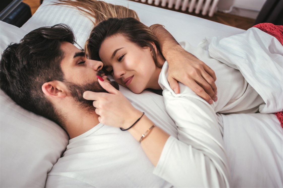 لماذا يحب الرجل النوم فوق زوجته
