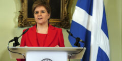 سبب استقالة رئيسة وزراء اسكتلندا نيكولا ستورجون من منصبها