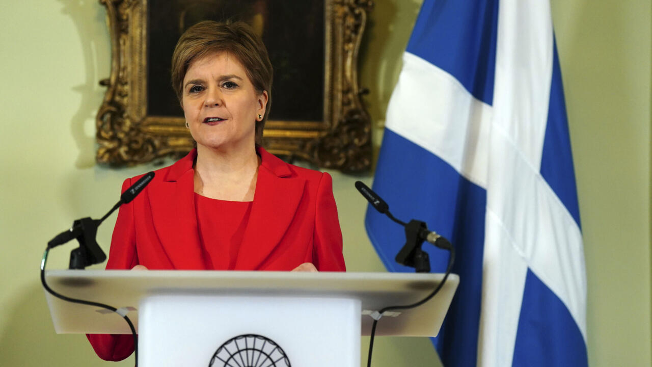 سبب استقالة رئيسة وزراء اسكتلندا نيكولا ستورجون من منصبها